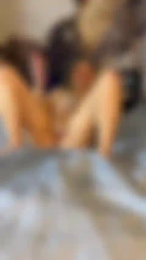 Dildo me hace correrme a través de la cama.