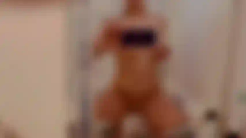 Una refrescante ducha de calentamiento para ponerte dura. Puede que te deje correrte en el próximo vídeo.