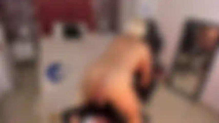 Monta un consolador sobre la mesa!!!