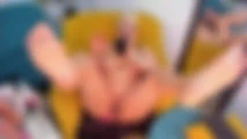 Me gusta sentir mi consolador dentro de mi y masturbarme rapido.