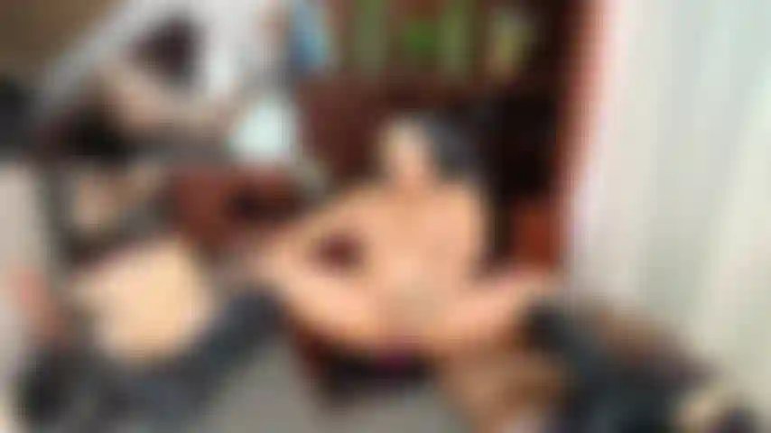 Secretaria folla en la oficina.