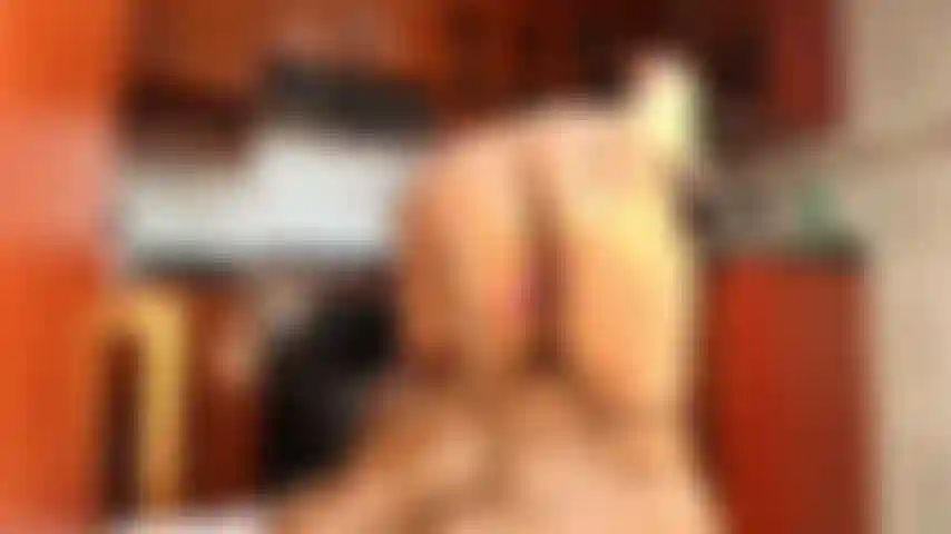 Sentada con un gran culo sobre una gran polla.