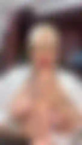 Me masturbo con el dildo y me toco las tetas como se siente el arroz.