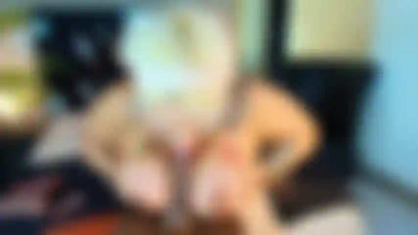 Me follo el dildo con mis grandes tetas maduras.