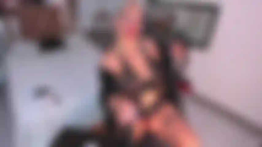 Masturbó el consolador con mi mano y con mis tetas.