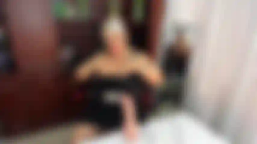 La jefa madura se folla su consolador en su oficina para satisfacer el placer.