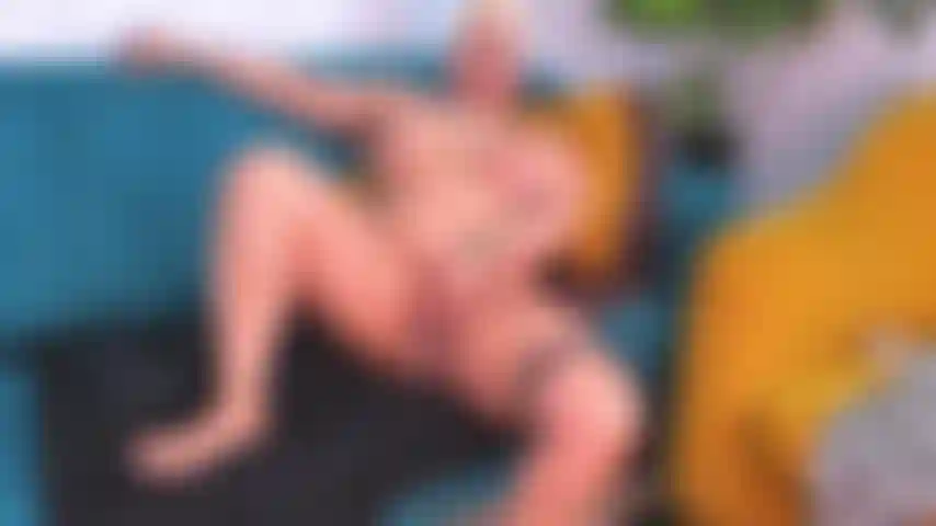 Montando el consolador y jugando con mis tetas.