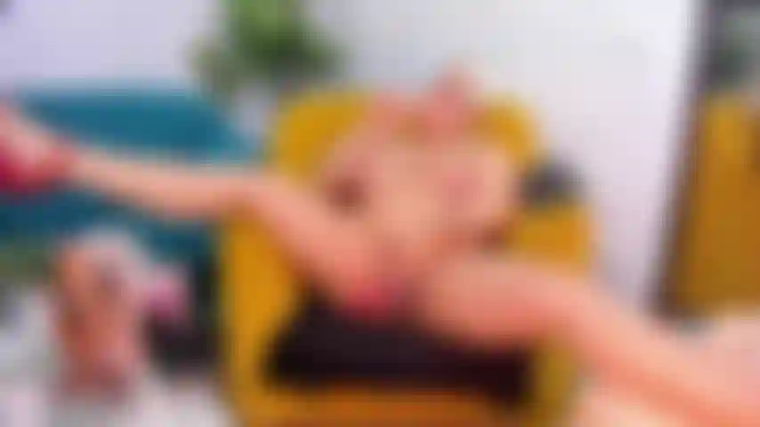 Me gusta follar cuando me dejan sola en la sala de mi casa.