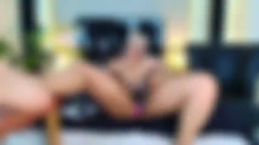 Madura caliente se folla con sus juguetes interactivos.