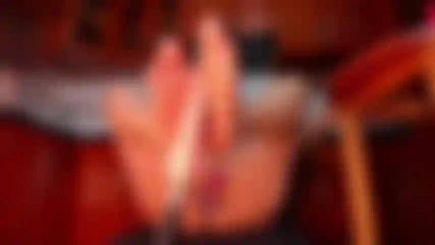 Cocinera con su máquina de follar, te masturbas el consolador con ella y le haces una mamada.