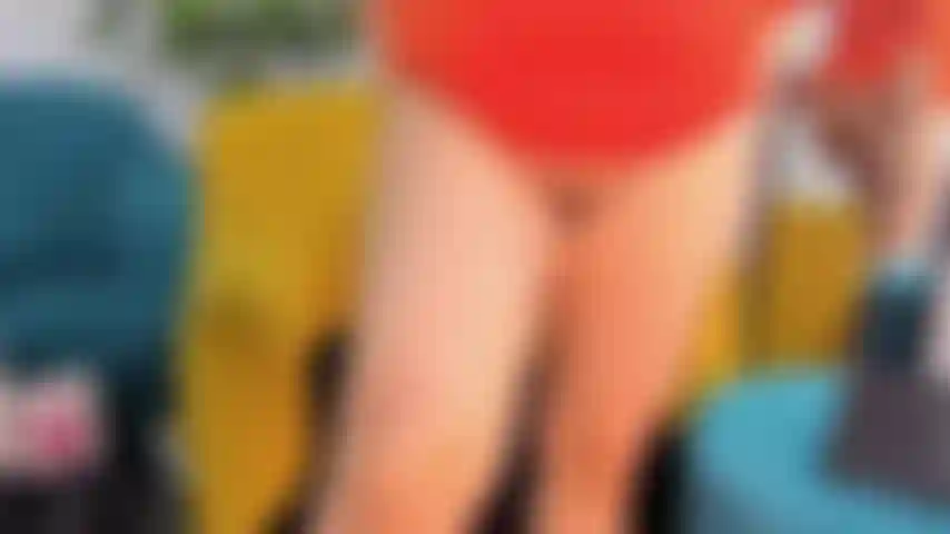 Chupo mi consolador y me masturbo el coño con los dedos.