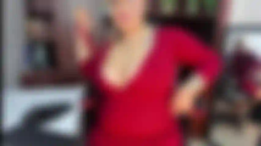 Soy tu jefa y uno de tus deberes como empleada es mojarme el coño.