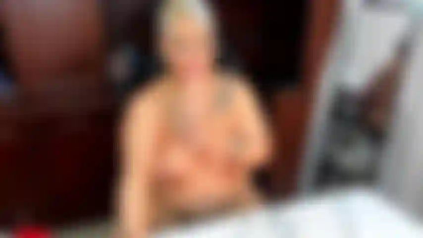 Chupo mi consolador hasta que mi coño está mojado para poder follarlo en la oficina.