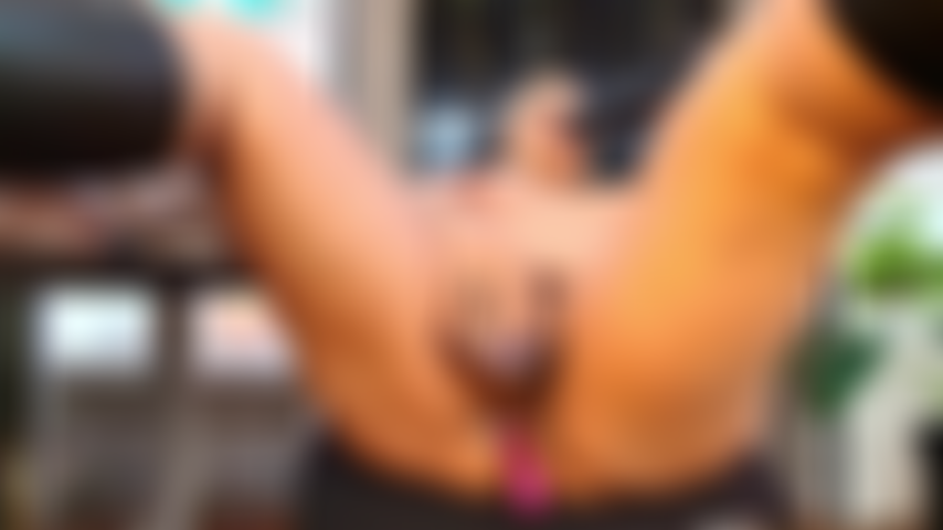 Me gusta chupar dildo mientras me follo con el dildo.