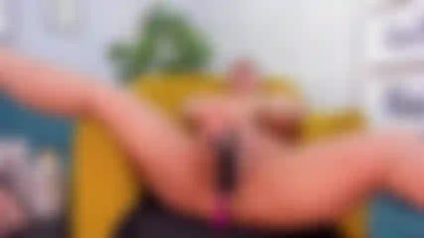 En el salón de mi casa me masturbo con mi consolador hasta quedar satisfecha.