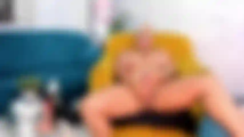 Espero a que se vayan y con ellos me masturbo mi jugoso coño con los dedos.