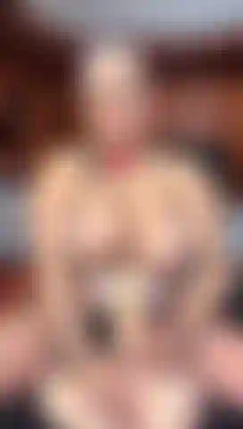 Me masturbo el torso con mis manos y mis tetas.