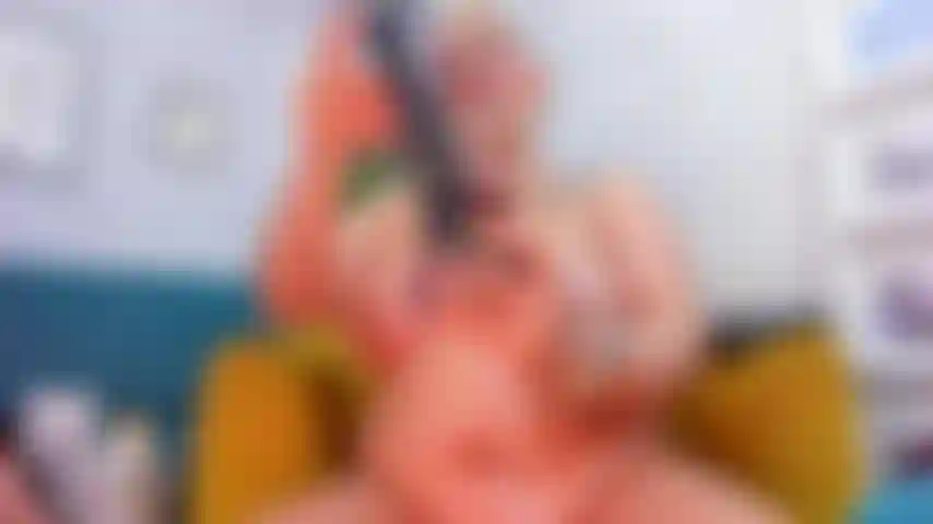 Me gusta masturbarme en el salón de mi casa con mi consolador negro.