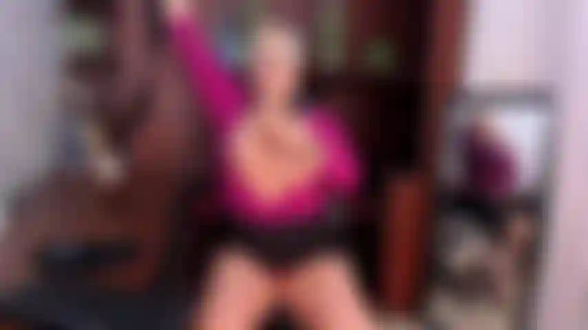 Toda desnuda y follando el coño.