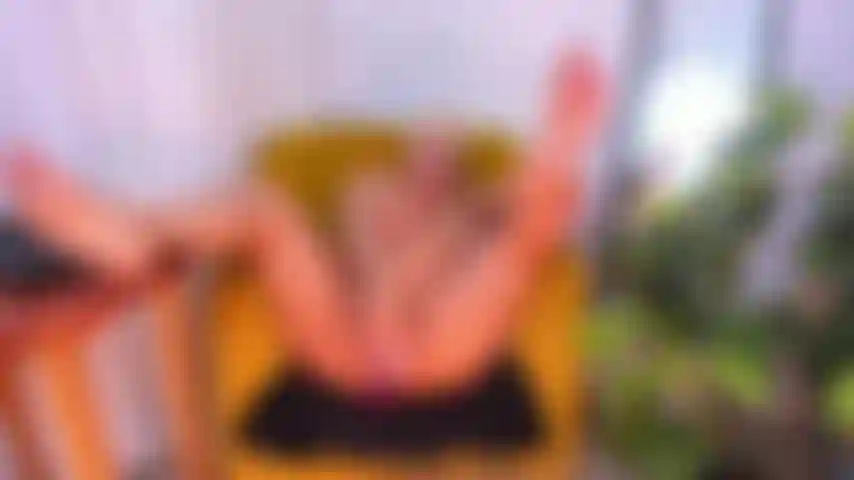 Me follo mi dildo en el salón de mi casa.