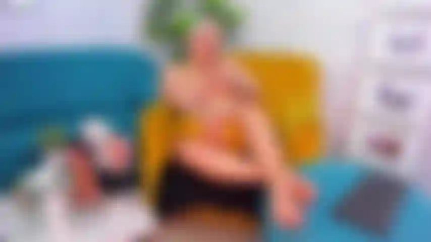 Me gusta que me follen en la sala de mi casa me gusta tener el consolador en mi jugoso coño.