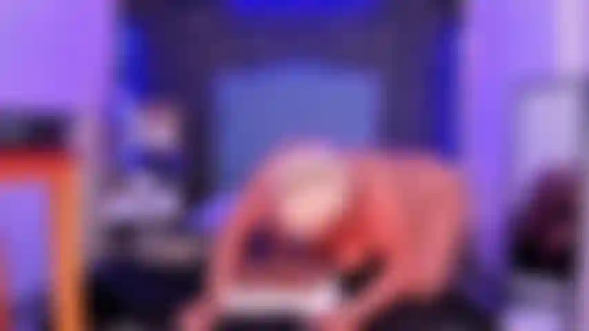 Te gusta como me masturbo con mi torso de muñeca.