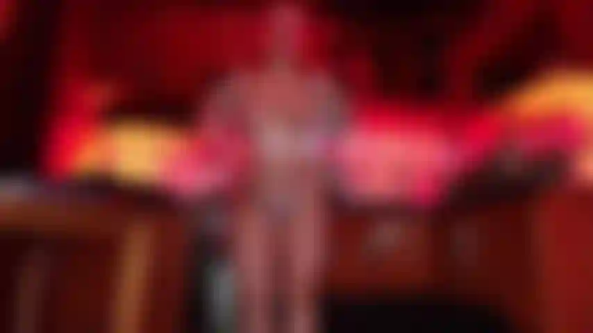 Sirvienta caliente esperando folins en la cocina.