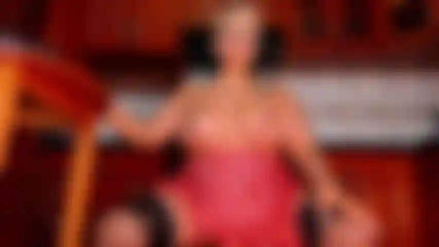 Sirvienta montando una puta máquina.