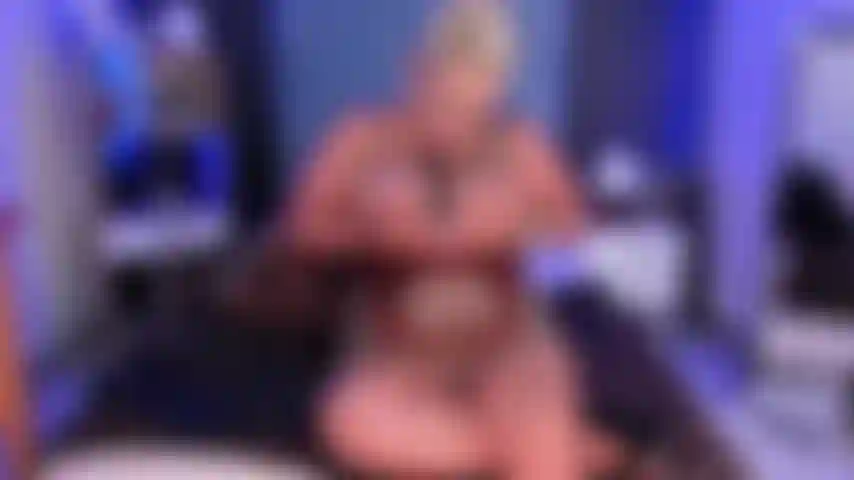 Hacer garganta profunda y correrme en mi boca hace que mi coño se moje para ti.