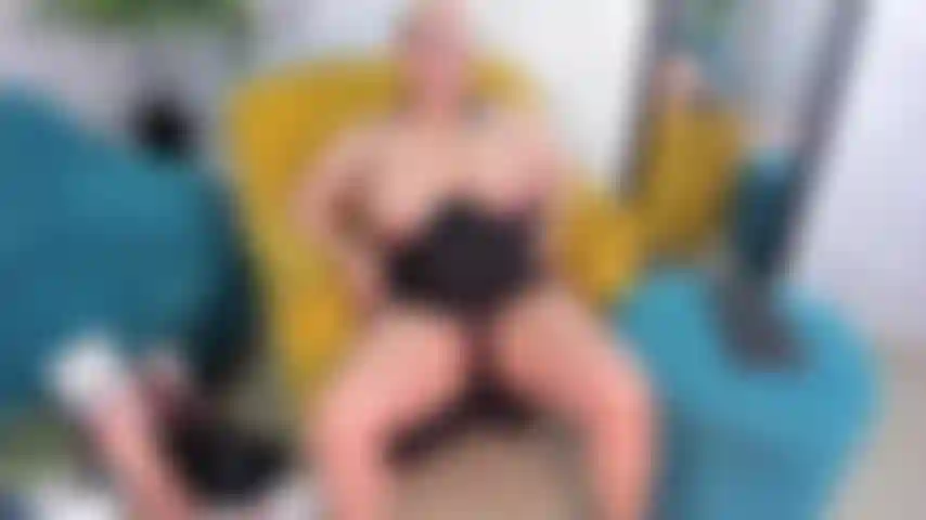 Follándome el coño con los dedos.