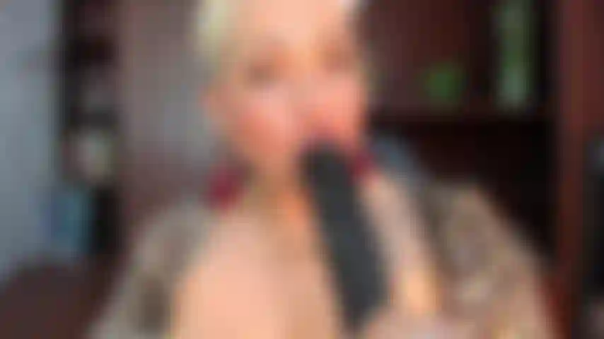 Secretaria le chupa la polla negra a su jefe hasta el fondo.