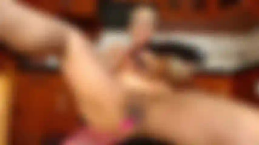 Me follo el coño con el consolador negro.