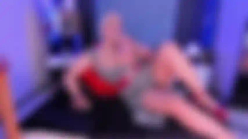 Chupo mi consolador y se moja mi coño maduro.