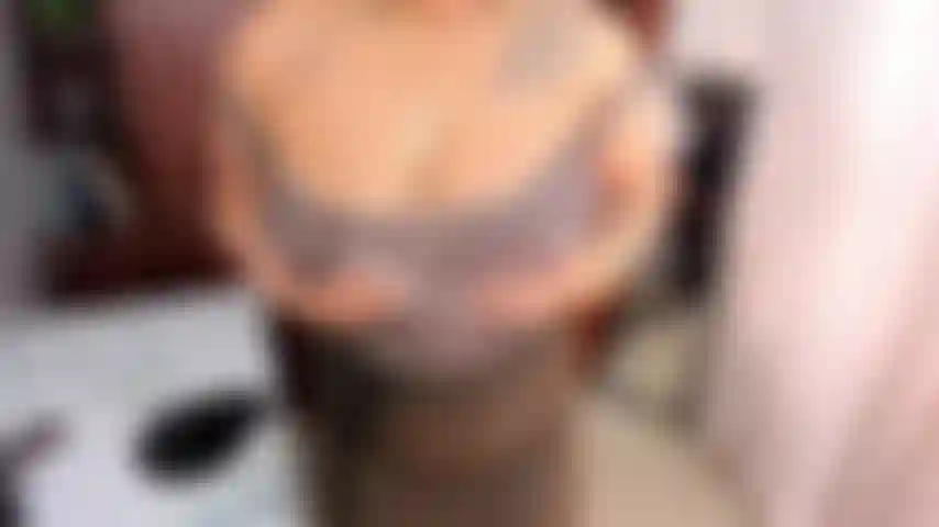 La jefa se desnuda y le folla el coño en la oficina.