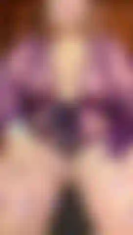 Madura calienta y quiere poner tus pies en tu polla.