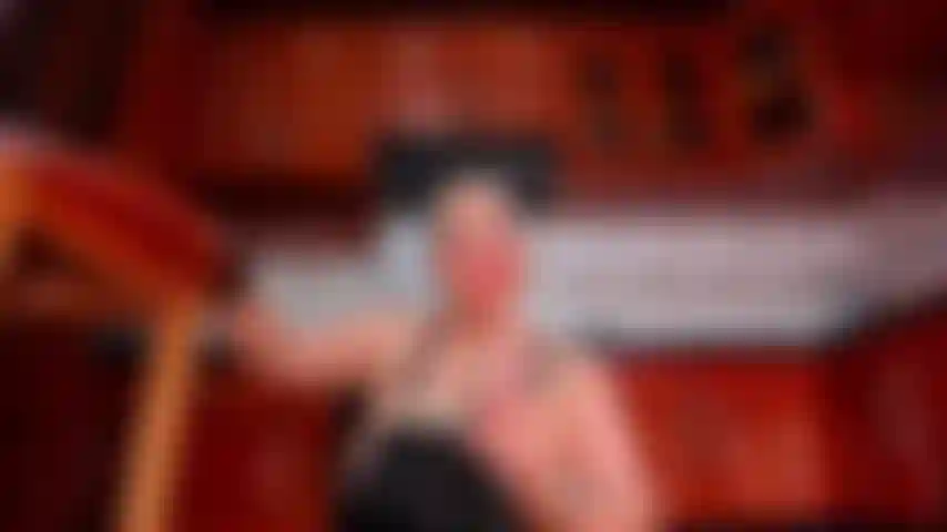 A la cocinera le gusta chupar el consolador antes de cocinar.