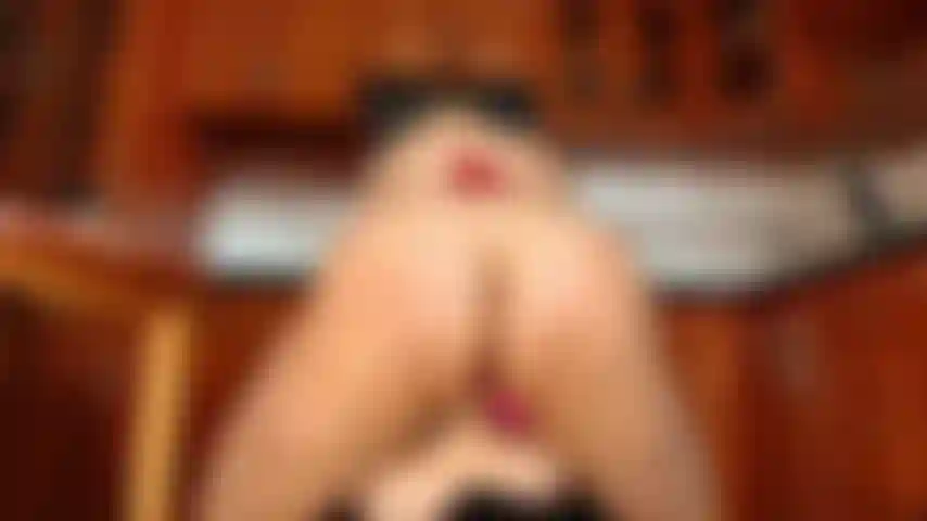 Cabalgando el pene del torso grueso.