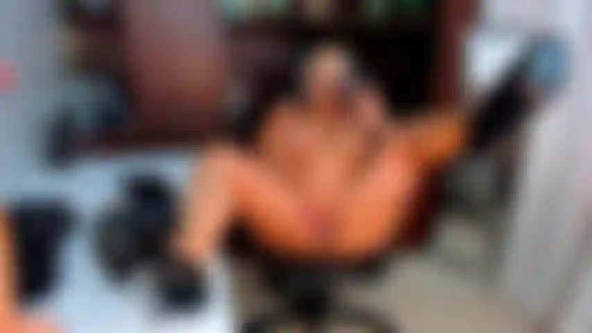 La jefa calienta en la oficina y le folla el coño maduro con su consolador.