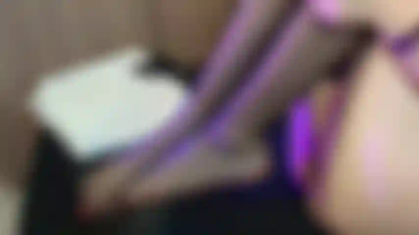 Sé esclava a mis pies, mira como juego con ellos.