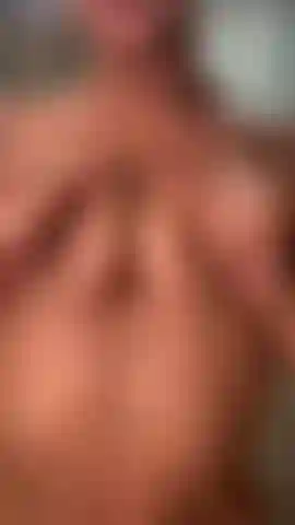 En la ducha mis tetas se ponen más sensibles.