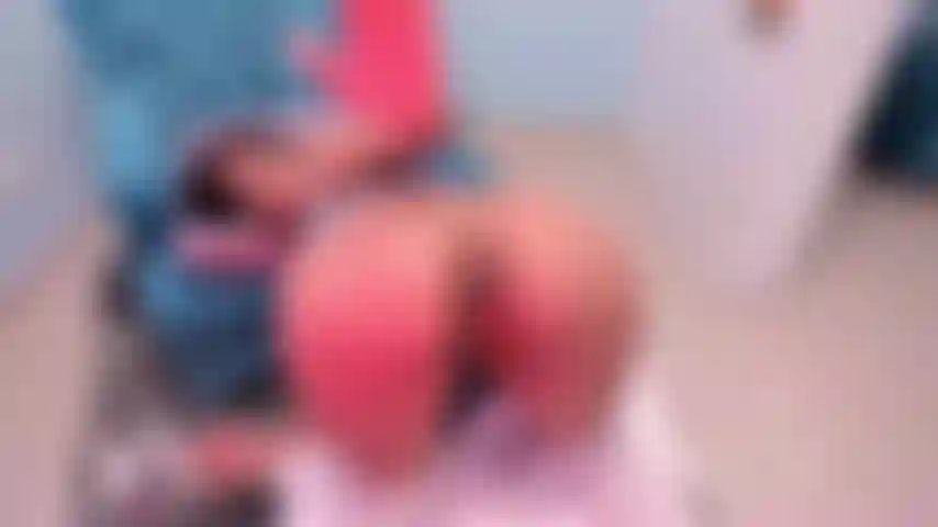 Azotes y vibraciones en mi enorme culo.