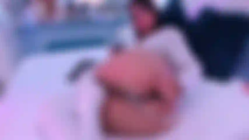 Quieres ver un gato jugando con su cola muy dentro? Desbloquea este buen anal!