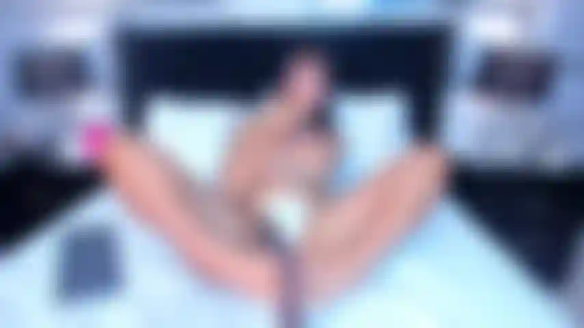 Ven a follar mi coño mojado con mi saliva.