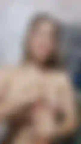 Chupando tu polla y deslizándola sobre mis tetas.