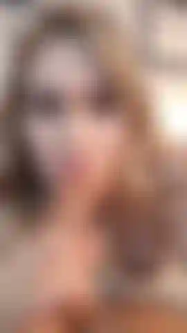 Chupando tu polla profundamente.