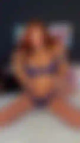 Milf de grandes tetas cabalga una polla negra de 25 cm después de terminar el streaming.