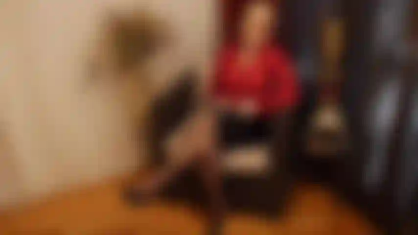 Necesito encontrar la manera de conectarme con mi alumno y preguntarle si tiene alguna pasión. Admite que le fascinan las mujeres mayores y la idea de la fecundación. Lo follo y le digo que me dé un bebé.