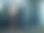 Me encanta ser traviesa afuera. Top de bikini y pantalones cortos de mezclilla frente a mi casa, me desnudo y me follo con un consolador enorme. El auto llega a casa cruzando la calle, escuchas la música y la puerta del auto se cierra.