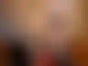 Bikini de pvc rojo brillante con ligas y medias.... Me pongo el cinturón de la bbc y muestro un juguete sexual pervertido exactamente cómo lo voy a follar. Golpeo el coño de mariquita usando el juguete consolador follable por el culo. Dedo y joder.