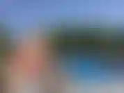 Estoy tumbada junto a la piscina y me pongo tan cachonda sintiendo el sol y el viento que me saco las tetas y juego con ellas. Luego me dedo hasta un orgasmo caliente muy rápido. Siempre tan morbosa para estar al aire libre.